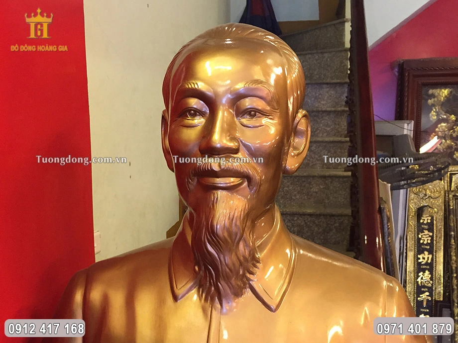 Gương mặt uy nghiêm mà vô cùng hiền hậu của Bác được chạm khắc sắc nét